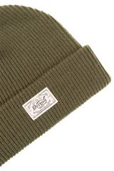Gorro de lana verde oliva tejido en acrílico con etiqueta bordada con el logo de la marca.