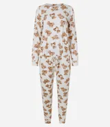 Pijama largo de dos piezas compuesto por una blusa de manga larga con escote redondo y un pantalón con cintura elástica. Presenta un estampado integral de ositos sobre un fondo blanco.