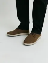 Zapatos tipo casual de Freeway, confeccionados en gamuza color marrón kaki, con cordones al tono y suela de goma en color crema.