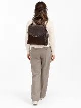 Mochila de cuero vacuno marrón con acabado pulido, solapa en forma de V y costuras decorativas. Cuenta con cremalleras laterales y asas ajustables.