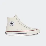 Championes Converse Chuck 70 Hi de caña alta, color blanco, con capellada de lona, suela de goma con la característica vira de goma brillante, puntera reforzada y parche clásico de la marca en el lateral del tobillo.