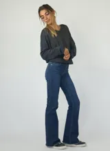 Pantalón de jean Oxford color celeste con efecto lavado.