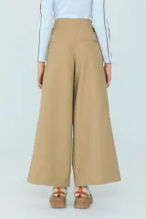 Pantalón color beige de corte amplio con pinzas al frente y bolsillos traseros.
