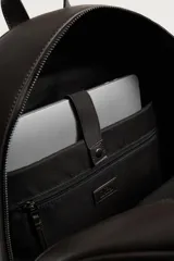Mochila marrón oscuro con acabado abatanado, compartimento principal con cierre, bolsillo frontal con solapa y asa de mano.