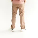 Pantalón cargo color tostado, de corte recto, con bolsillos laterales y traseros.