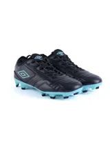 Championes de fútbol Umbro Speed HG, color negro con detalles en celeste. Capellada de cuero y flyknit, suela de TPU y plantilla de EVA y mesh.