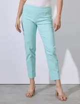 Pantalón color beige de gabardina elastizada, marca Zac & Rachel. Corte recto, pretina ancha pespunteada y largo al tobillo.