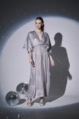 Vestido largo plateado con brillo, escote en V, mangas 3/4 estilo kimono y frunces en la cintura.