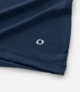 Remera deportiva de manga corta con cuello redondo, confeccionada en tejido texturizado con detalle reflectante y pliegue en la espalda.