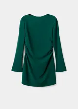 Vestido corto verde oscuro con cuello barco, manga larga y diseño entallado con fruncidos laterales.