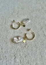 Aros colgantes con argolla dorada y perla barroca de río.