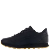 Championes Topper Raven de cuero sintético negro, con cordones y suela marrón.