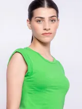 Top corto verde de algodón, con cuello redondo y mangas cortas con dobladillo.