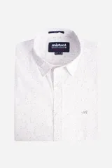 Camisa de manga corta marca Mistral, confeccionada en popelina con estampado de pequeños puntos grises sobre fondo blanco. Presenta un corte slim fit, cuello clásico, cartera abotonada y un pequeño logo bordado en el pecho.