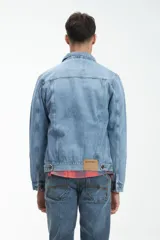 Campera de jean unisex con calce clásico, diseño de lavado claro, cierre frontal con botones metálicos y bolsillos con solapa en el pecho.