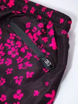 Short de baño negro con estampado de flores rosas.
