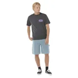 Bermuda de jean celeste con corte recto y bolsillos tipo carpintero.