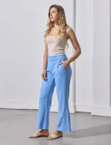 Pantalón blanco de tejido suave, corte ancho y pretina elastizada.
