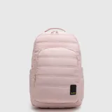 Mochila Bubba modelo Peyton, color rosado, con diseño acolchado de líneas horizontales. Cuenta con compartimento principal con cierre, bolsillo frontal con cierre, asa superior y etiqueta de marca en la parte inferior.