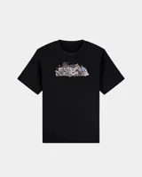 Remera de corte regular color negro, con cuello redondo y mangas cortas. Presenta un estampado gráfico central estilo graffiti con elementos urbanos.