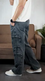 Pantalón cargo de denim en color gris con efecto lavado, corte holgado y bolsillos laterales tipo cargo con solapa.