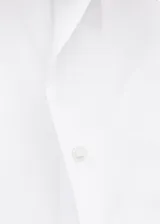 Camisa de algodón de diseño recto, cuello camisero, manga tres cuartos y cierre delantero de botones ocultos con tapeta.