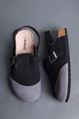 Sandalias Brokers Wear modelo Leblon Black, de color negro con puntera gris, tira trasera ajustable y hebilla metálica lateral.