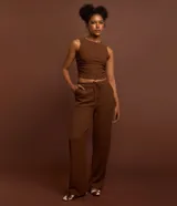 Pantalón recto gris con textura, cintura elástica con cordón ajustable y bolsillos laterales.
