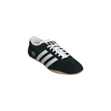 Championes Adidas Tokyo Core Black confeccionados en gamuza negra, con las tres franjas características en blanco y suela de goma marrón. Incluye la inscripción "Tokyo" en letras doradas al costado.