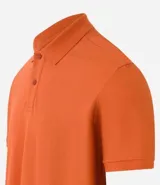 Remera polo de corte comfort, confeccionada en algodón peruano de alta calidad. Presenta cuello clásico con tapeta de botones y mangas cortas. Diseño liso y texturizado, ideal para un look casual y fresco.