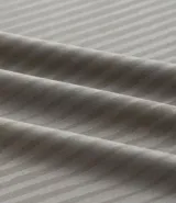 Remera deportiva de corte regular, confeccionada en tejido técnico con tecnología Dry para mayor transpirabilidad. Presenta cuello redondo, mangas cortas y detalles reflectantes y texturizados en los hombros.