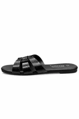 Sandalias planas Bettina modelo BT305, con diseño de tiras cruzadas en el empeine con estampado animal print tipo leopardo y base en tono beige.
