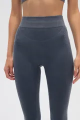 Calza negra de calce alto y al cuerpo.