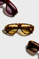 Lentes de sol tipo aviador con armazón carey de acetato y cristales marrones degradados.