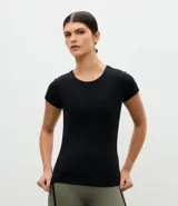 Remera deportiva de cuello redondo y manga corta, confeccionada en microfibra con ajuste al cuerpo y acabado de tacto suave.