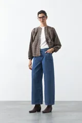 Jean de corte amplio y tiro medio, con diseño de costuras verticales frontales y bolsillos laterales tipo parche. Presenta un acabado en tono azul clásico.