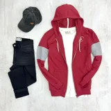 Campera con capucha roja con mangas grises, cierre frontal y bolsillos laterales.