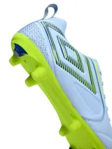 Championes de fútbol Umbro modelo Vision HG, color negro con detalles en rojo y blanco.