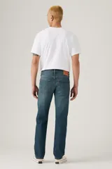 Pantalón de jean Levi's modelo 502 Regular Taper, de corte recto con ajuste cónico hacia el tobillo, en tono azul medio con efecto de lavado desgastado.