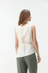Musculosa bordó con escote drapeado, sin mangas y diseño holgado con lazo para ajustar en la cintura.