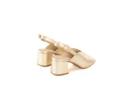 Sandalias tipo slingback color dorado metalizado, con punta abierta, capellada de corte minimalista y tacón bloque medio.