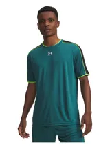 Remera deportiva Under Armour de la colección Challenger, color verde petróleo con detalles en negro y ribetes en verde neón. Presenta cuello redondo, mangas cortas y paneles de malla en las axilas para mayor ventilación. Confeccionada en tejido técnico de secado rápido con tecnología de control de olores.