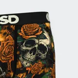 Calzoncillos bóxer de hombre con estampado de calaveras y rosas en tonos naranja y negro. Cuenta con pretina elástica negra con el logo de la marca en blanco, entrepierna de 7 pulgadas y bolsa MicroMesh transpirable.
