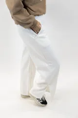 Pantalón deportivo wideleg de color azul marino, con cintura elástica y bolsillos laterales amplios.