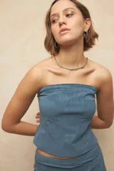 Top strapless negro con diseño tipo corset, de textil engomado y texturizado.