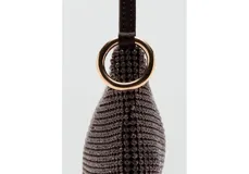 Bolso de mano tipo baguette, color negro brillante con acabado de pedrería de aluminio, asa corta fina y cierre superior de cremallera.
