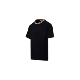 Remera de manga corta Burberry en color negro, confeccionada en algodón, con cuello redondo clásico adornado con el característico estampado de cuadros de la marca en tonos beige, negro y rojo.