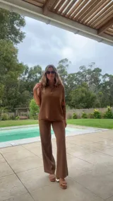 Conjunto marrón de tejido de punto acanalado, compuesto por un top sin mangas con cuello polo y pantalón palazzo.