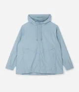 Campera rompevientos deportiva color celeste, con capucha y cordones de ajuste, cierre frontal completo, mangas largas con puños elásticos y bolsillos funcionales.