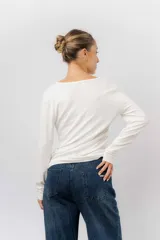 Remera de manga larga color beige, con escote redondo levemente abierto y calce regular. Confeccionada en tejido suave, liviano y con leve elasticidad.